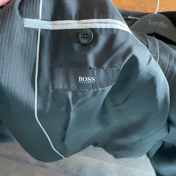 Black Hugo Boss suit for men - Picture 12 of 15
